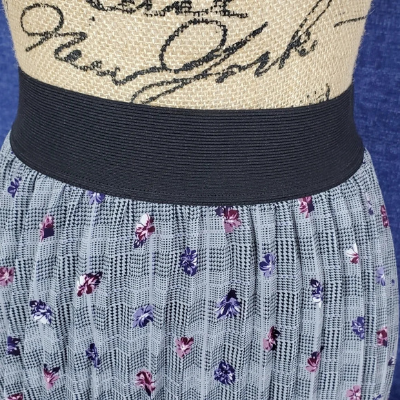ELLE Pleated Crepe Floral Stretch Skirt Gray Large - Picture 3 of 7
